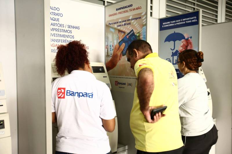 O Governo do Estado inicia o pagamento dos salários de abril dos funcionários públicos estaduais, da administração direta e indireta. Na foto, atendimento na agência do Banpará da avenida Presidente Vargas
FOTO: CLÁUDIO SANTOS / ARQUIVO AG. PARÁ
DATA: 20.04.2018
BELÉM - PARÁ <div class='credito_fotos'>Foto: Cláudio Santos/ Ag. Pará | <a href='/midias/2018/originais/d42dbd0f-58db-4732-be26-ab19fc73d345.jpg' download><i class='fa-solid fa-download'></i> Download</a></div>