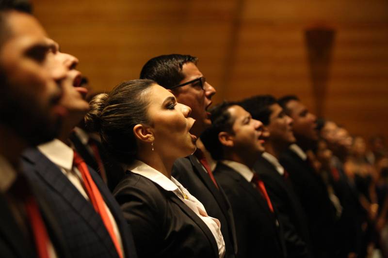 O Pará vai voltar a ter um delegado de polícia para cada município. A posse de 149 novos delegados da Polícia Civil, que aconteceu nesta segunda-feira (26) no Teatro Maria Sylvia Nunes, na Estação das Docas, vai garantir, com sobras, a cobertura completa dos 144 municípios do estado. Aprovados em concurso público, os novos delegados concluíram o curso de Formação da Polícia Civil do Pará no dia 15 deste mês. O curso foi o primeiro do Brasil a incluir sete disciplinas inéditas: Oratória, Atuação Policial frente aos Grupos Vulneráveis, Relacionamento com a Imprensa e Mídias Sociais, Abordagem Psicopatológica do Crime e da Violência, Investigação Financeira no Enfrentamento ao Crime de Lavagem de dinheiro, Noções Básicas de Enfrentamento às Fraudes Veiculares e Linguagem Brasileira de Sinais. O concurso aprovou ainda 300 investigadores, 180 escrivães e 20 papiloscopistas. Os novos policiais civis passaram por quatro meses de formação técnica e profissional na Acadepol. Com a nomeação, o próximo passo será a lotação dos novos servidores públicos nas unidades de Polícia Civil do estado, quando eles saberão em qual região do Pará trabalharão inicialmente.
FOTO: SYDNEY OLIVEIRA / AG. PARÁ
DATA: 26.02.2018
BELÉM - PARÁ <div class='credito_fotos'>Foto: Sidney Oliveira/Ag. Pará | <a href='/midias/2018/originais/d4355032-02bd-4ea8-92e2-62e6508b51cb.jpg' download><i class='fa-solid fa-download'></i> Download</a></div>