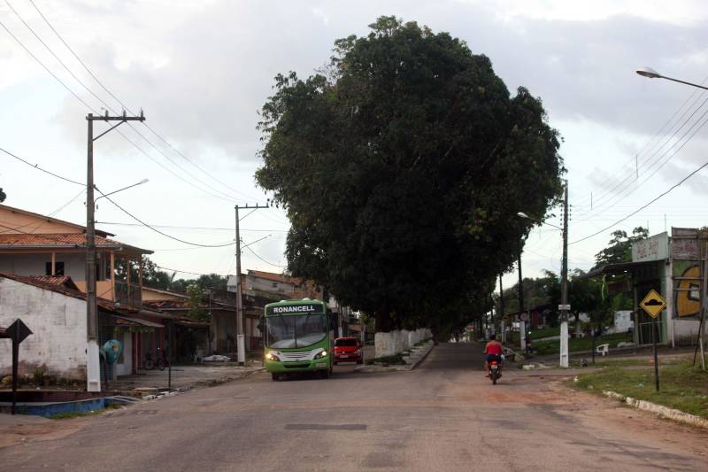 O Governo do Estado entregou na tarde desta sexta-feira (29), a ordem de serviço para a pavimentação de três quilômetros de vias no munícipio de Bonito (foto), no Nordeste do Estado. O documento foi entregue pelo chefe do Núcleo de Governo, José Megale. O investimento na ordem de R$ 1,3 milhão faz parte dos esforços do Governo do Estado em levar mais qualidade de vida à população. A assinatura contou com a participação do presidente da Assembleia Legislativa do Estado (Alepa), deputado Márcio Miranda, e do deputado Milton Campos, que também entregou as chaves de uma retroescavadeira adquirida através de emenda parlamentar.
FOTO: SIDNEY OLIVEIRA / AG. PARÁ
DATA: 29.06.2018
BONITO - PARÁ <div class='credito_fotos'>Foto: Sidney Oliveira/Ag. Pará | <a href='/midias/2018/originais/d4366e5b-5082-4153-a6cc-aed2b04aeffa.jpg' download><i class='fa-solid fa-download'></i> Download</a></div>