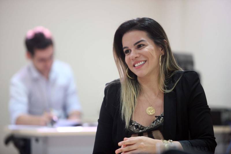 Quando o assunto envolve homens e mulheres, ainda é comum ouvir que a igualdade entre os gêneros esbarra no limite da força física. Fernanda Maués, de 31 anos, vem desmistificar essa máxima e mostrar que isso pode ser um grande mito. Delegada da Divisão Estadual de Narcóticos (Denarc) há dois anos, ela foi a primeira mulher a integrar o grupamento tático da Polícia Civil, o Grupo de Pronto-Emprego (GPE), conhecido por testes físicos de alto nível de dificuldade, que envolvem instruções de patrulhamento e defesa pessoal, rapel, entrada em ambiente confinado, tiro tático, manutenção de armamento, entre outras. Logo no primeiro dia de curso, um grande desafio: se desapegar de um símbolo da vaidade feminina, o cabelo. Em posição de formação, com a mochila nas costas, Fernanda e os outros 14 homens, dois delegados como ela e 12 investigadores, recebiam instrução sobre como seriam aquelas seis semanas. Foi quando ela teve que fazer uma escolha.

FOTO: MARCELO LELIS / AG. PARÁ
DATA: 29.05.2018
BELÉM - PARÁ <div class='credito_fotos'>Foto: Marcelo Lelis / Ag. Pará   |   <a href='/midias/2018/originais/d436b068-c36c-4755-b91e-ed60215599b0.jpg' download><i class='fa-solid fa-download'></i> Download</a></div>