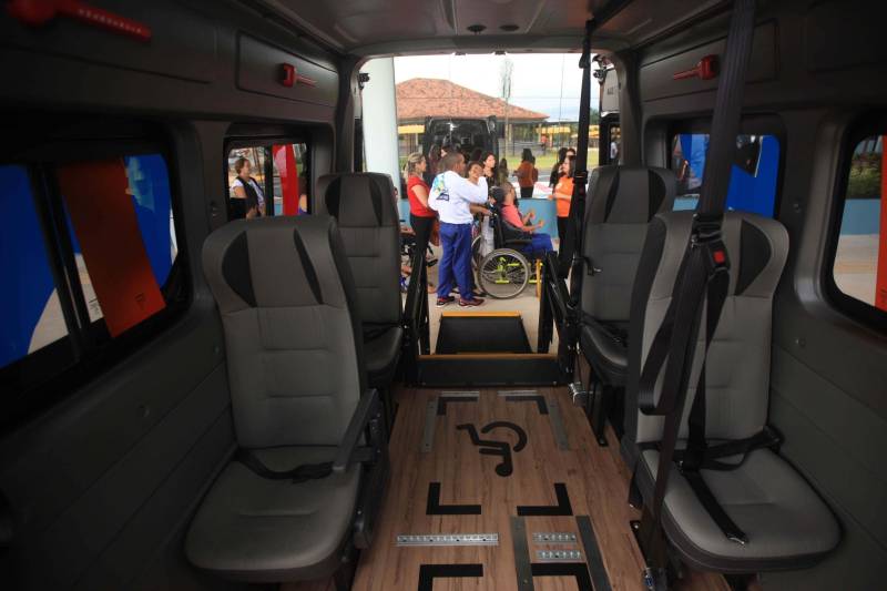 Um espaço moderno, com atendimento de alta qualidade. Assim é o Centro Integrado de Inclusão e Reabilitação (CIIR), inaugurado pelo Governo do Estado na tarde desta quarta-feira (30). O centro integra vários serviços em um único local. Da assistência médica, odontológica, passando pela reabilitação, capacitação, oficinas para produção de próteses e serviço de apoio e diagnósticos em crianças, jovens e adultos com deficiência no Estado do Pará. Localizado na rodovia Arthur Bernardes, em Belém, às margens da Baía do Guajará, o Centro Integrado é o primeiro na região Norte e fica em uma área total de mais de 40 mil metros quadrados. A obra foi iniciada em março de 2014 e está orçada em mais de R$ 32 milhões, recursos do tesouro estadual. O CIIR faz parte das ações previstas pelo Governo do Estado ampliando os serviços já oferecidos pela Secretaria de Estado de Saúde Pública (Sespa).
FOTO: THIAGO GOMES / AG. PARÁ
DATA: 30.05.2018
BELÉM - PARÁ <div class='credito_fotos'>Foto: Thiago Gomes /Ag. Pará | <a href='/midias/2018/originais/d437f841-b788-4161-afc1-8cefcdb4fd5f.jpg' download><i class='fa-solid fa-download'></i> Download</a></div>