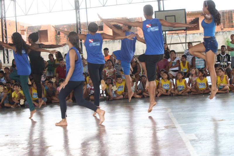 À tarde, os polos do Pro Paz nos Bairros, do Instituto de Ensino de Segurança do Pará (Iesp) e da Universidade Federal do Pará (UFPA) promoveram palestras para as crianças e seus familiares, dentro da programação alusiva ao “Dia da família no polo”, na qual famílias e alunos se reúnem para confraternizar, debater o tema e participar das apresentações de dança. "Hoje realizamos uma roda de conversa sobre abuso e exploração sexual contra crianças e adolescentes. Tanto para os pais, para que fiquem atentos aos sinais e reforcem a atenção, pois grande parte da violência ocorre dentro de casa, quanto para empoderar essas crianças, para que elas saibam diferenciar o contato com os adultos. Se ocorrer, que elas possam denunciar, que elas percebam que têm voz e apoio de profissionais que, constantemente, estão na luta da defesa dos seus direitos", disse a assistente social Joyce Cardoso, responsável pela palestra no Polo UFPA.
FOTO: CARLOS SODRÉ / AG. PARÁ
DATA: 18.05.2018
BELÉM - PARÁ <div class='credito_fotos'>Foto: Agência Pará | <a href='/midias/2018/originais/d44b1fe1-e008-4af4-9c32-4f58b5336478.jpg' download><i class='fa-solid fa-download'></i> Download</a></div>