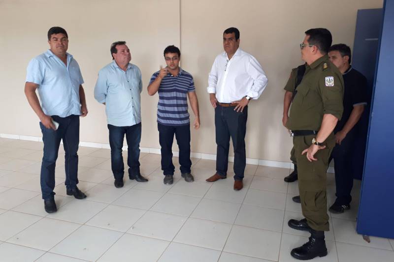 Representantes dos órgãos regionais das áreas de segurança pública, saúde, educação, produção, habitação e geração de renda discutiram demandas do sul e sudeste em reunião realizada na segunda-feira (26), no auditório da Universidade do Estado do Pará (Uepa), campus de Redenção, com o secretário Regional de Governo do Sudeste do Pará, Jorge Bittencourt. Para cerca de 50 pessoas foram anunciadas as inaugurações, já para março, de obras na área de segurança pública. Na foto, visita as obras de construção do novo BPM.
FOTO: ASCOM CRG
DATA: 26.02.2018
REDENÇÃO - PARÁ <div class='credito_fotos'>Foto: ASCOM CRG | <a href='/midias/2018/originais/d44b3982-03ca-49d3-b40d-52c61340a2a2.jpg' download><i class='fa-solid fa-download'></i> Download</a></div>