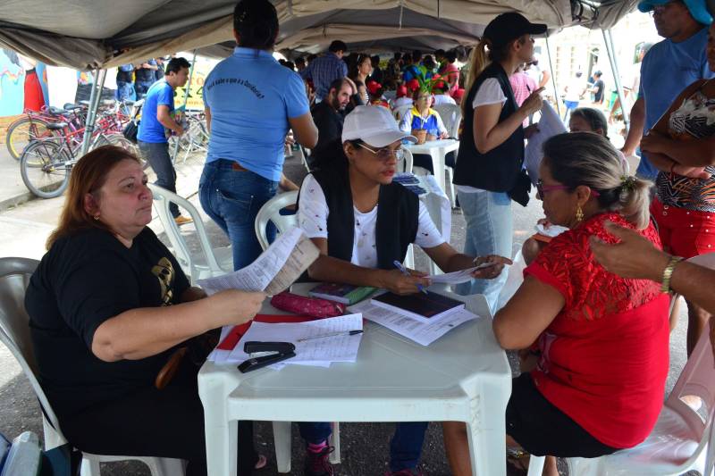 Quase 400 pessoas participaram da ação “Prevenção é Segurança”, realizada nesta sexta-feira (20) pela Secretaria de Estado de Segurança Pública e Defesa Social (Segup), por meio da Diretoria de Prevenção, em frente ao Centro Integrado de Conhecimento (CIC), das 8 às 12 h, no município de Benevides (Região Metropolitana de Belém). Os participantes conheceram os diversos serviços oferecidos por órgãos vinculados à Segup, como as polícias Civil e Militar e o Corpo de Bombeiros Militar do Pará. Na programação houve apresentação dos integrantes do Programa Escola da Vida, mantido pelo Corpo de Bombeiros Militar, e de outras atrações musicais e folclóricas do município. Agentes do Departamento de Trânsito do Estado (Detran) usaram brincadeiras para ensinar às crianças formas corretas de circular em vias públicas. Também foram oferecidos serviços à população, como a emissão de 200 carteiras de identidade e do passe-fácil estudantil, além de atendimento jurídico, massoterapia, limpeza de pele e outros procedimentos.
FOTO: ELIELSON MODESTO / SEGUP
DATA: 20.04.2018
LOCAL: BENEVIDES - PARÁ <div class='credito_fotos'>Foto: Elielson Modesto / Ascom Segup | <a href='/midias/2018/originais/d44c067f-858d-46a8-af3a-679da5787fc5.jpg' download><i class='fa-solid fa-download'></i> Download</a></div>