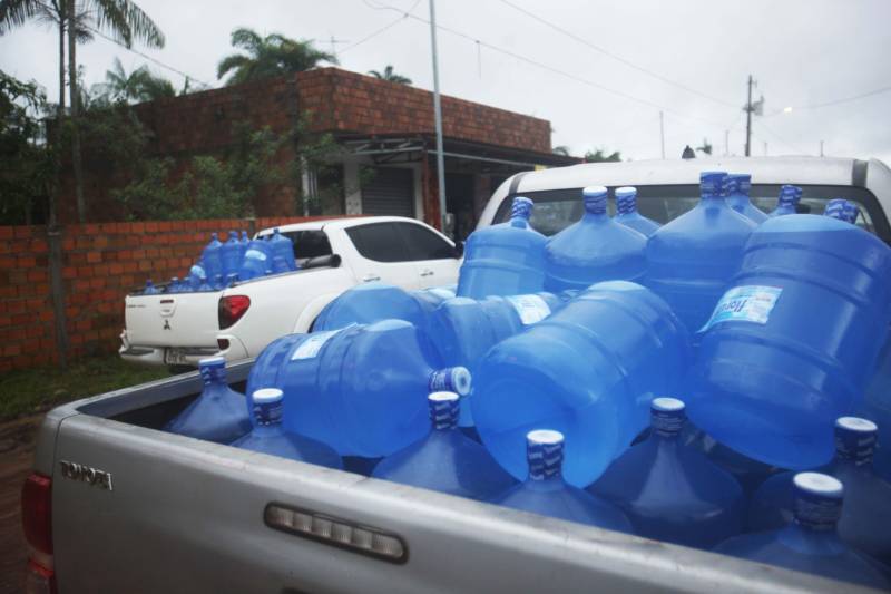 O governo do Estado intensificou as ações nas comunidades do município de Barcarena, no nordeste paraense, afetadas pela contaminação constatada pelo Instituto Evandro Chagas (IEC), no entorno da área de atuação da empresa Hydro. A força-tarefa de órgãos estaduais em parceria com a prefeitura municipal seguiu neste domingo (25), com a continuação do cadastramento de famílias, levantamento de possíveis problemas de saúde decorrentes da situação e distribuição de água potável, medidas emergenciais determinadas pelo Grupo de Trabalho do Governo do Estado. Ao todo, 30 profissionais da saúde, entre agentes de endemias e de saúde, além de 16 assistentes sociais, agentes da Defesa Civil, entre outros profissionais do Estado e Município atuam nos últimos dias nas comunidades de Bom Futuro, Vila Nova e Bujaruba. As equipes estão em campo para mapear e identificar as necessidades das famílias que residem nesses locais e que tipo de impacto que elas podem ter sofrido.
FOTO: IGOR BRANDÃO / AG PARÁ
DATA: 25.02.2018
BARCARENA - PARÁ <div class='credito_fotos'>Foto: IGOR BRANDÃO / AG. PARÁ | <a href='/midias/2018/originais/d44ff0b5-cc39-4d3f-b031-cf469f134191.jpg' download><i class='fa-solid fa-download'></i> Download</a></div>