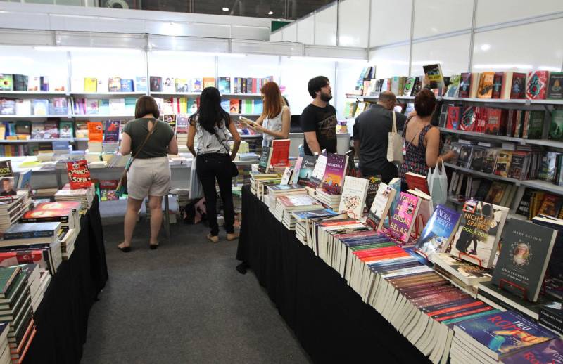 Uma programação extensa e diversificada marcou a abertura das atividades da XXII Feira Pan-Amazônica do Livro (foto) neste sábado (2), no Hangar – Centro de Convenções e Feiras da Amazônia, em Belém. Um grande público compareceu no primeiro dia, aproveitando as atrações culturais e as exposições nos estandes de livros.

FOTO: CRISTINO MARTINS / AG. PARÁ
DATA: 02.06.2018
BELÉM - PARÁ <div class='credito_fotos'>Foto: Cristino Martins/Ag. Pará   |   <a href='/midias/2018/originais/d4557d4d-3a19-4354-b467-18e4e3f38b89.jpg' download><i class='fa-solid fa-download'></i> Download</a></div>