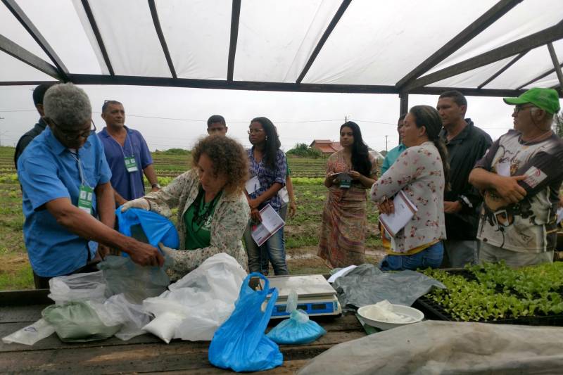 A Empresa de Assistência Técnica e Extensão Rural do Estado do Pará (Emater-Pará), por meio do escritório local de Itaituba, no oeste paraense, promoveu o curso de defensivos naturais com aplicação em horticultura, em parceira com o Serviço Nacional de Aprendizagem Rural (Senar-Pa), no período entre 19 e 23 de fevereiro. Produtores do entorno do município, principais fontes de abastecimento da cidade, participaram do curso que contou com a presença da engenheira agrônoma Ana Claudia Siviero, do escritório local de Santarém. A profissional foi indicada para ministrar o curso, por desenvolver um trabalho de repercussão na produção de orgânicos em Santarém. A demanda pela capacitação surgiu das necessidades apresentadas pelos produtores no combate às pragas existentes nas hortaliças, num primeiro momento. No entanto, o curso também procurou atendeu a necessidade de abrir espaço de debate sobre uso de agrotóxicos na produção.
FOTO: ASCOM / EMATER
DATA: 26.02.2018
ITAITUBA - PARÁ <div class='credito_fotos'>Foto: ASCOM EMATER | <a href='/midias/2018/originais/d4566ea4-1d3b-47c1-b25b-d179a8af44e1.jpg' download><i class='fa-solid fa-download'></i> Download</a></div>