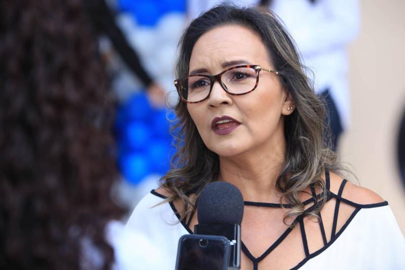 "Hoje vim para uma agenda de inauguração, mas vivi uma experiência de amor, que emana em cada ação dos alunos, professores, direção e de cada um que faz parte desta escola que se torna tão especial porque tem alma". A declaração foi feita pelo governador Simão Jatene, nesta terça, 27, durante a inauguração da obra de reforma e ampliação da Escola Álvares de Azevedo, localizada no Bairro de Batista Campos, em Belém. O governador transformou a inauguração em uma grande confraternização. Passou a tarde na Escola e fez questão de cantar e dançar com os alunos, que expressaram muita gratidão pela obra. Atendendo atualmente 436 alunos, a “Álvares de Azevedo” é uma Unidade Especializada dedicada à educação de estudantes com deficiência visual, e que trabalha nos eixos da educação e da habilitação. Na foto, a diretora da escola, Lindalva Carvalho.
FOTO: MÁCIO FERREIRA / AG. PARÁ
DATA: 27.03.2018
BELÉM - PARÁ <div class='credito_fotos'>Foto: MÁCIO FERREIRA/ AG. PARÁ | <a href='/midias/2018/originais/d458159d-ce89-4917-804f-c53a133e428e.jpg' download><i class='fa-solid fa-download'></i> Download</a></div>