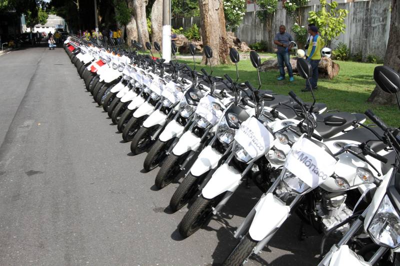 O Governo do Estado entregou, nesta segunda-feira, 12, no Palácio do Governo, 75 motocicletas a mototaxistas de Belém, Castanhal, Ananindeua e Igarapé-Açu. As motos foram adquiridas pelos mototaxistas por meio do Credcidadão, programa que incentiva a geração de trabalho e renda entre os microempreendedores com necessidades financeiras. O governador Simão Jatene fez a entrega das chaves das motos, acompanhado do prefeito de Belém, Zenaldo Coutinho; do presidente da Assembleia Legislativa do Estado do Pará (Alepa), Márcio Miranda; dos deputados Eliel Faustino e Coronel Neil; do secretário de Desenvolvimento Econômico, Indústria, Comércio e Mineração, Hildegardo Nunes; do diretor-geral do Credcidadão, Jorge Rezende e de representantes de sindicatos e associações de mototaxistas, entre eles o presidente do Sindicato dos Mototaxistas do Pará, José Ribamar Soares, o Alemão.
FOTO: CRISTINO MARTINS / AG. PARÁ
DATA: 12.11.2018
BELÉM - PARÁ <div class='credito_fotos'>Foto: Cristino Martins/Ag. Pará | <a href='/midias/2018/originais/d45a835b-8e94-4e1d-ad1e-f2a213d6bc85.jpg' download><i class='fa-solid fa-download'></i> Download</a></div>