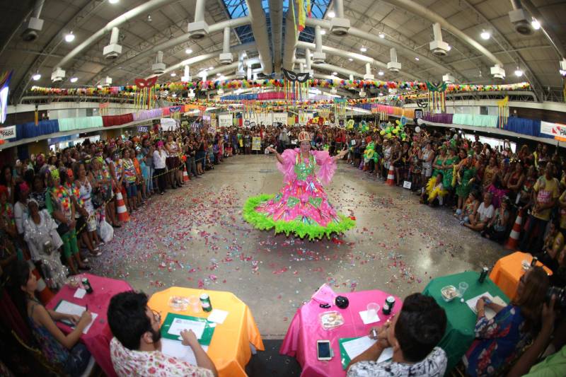 Mais de quatro mil idosos caíram na folia na tarde desta quarta-feira (7), durante o 18° Baile Carnavalesco da Melhor Idade, do projeto Vida Ativa, executado pela Secretaria de estado de Esporte e Lazer (Seel). Uma das grandes atrações foi o concurso que escolheu a “Rainha das Rainhas” da terceira idade, título que este ano ficou com a candidata Lindaura Cardoso, de 63 anos.
FOTO: CARLOS SODRÉ / AG. PARÁ
DATA: 07.02.2018
BELÉM - PARÁ <div class='credito_fotos'>Foto: CARLOS SODRÉ / AG. PARÁ | <a href='/midias/2018/originais/d45e776d-b3b9-4a26-bd44-f0ef4a9125ed.jpg' download><i class='fa-solid fa-download'></i> Download</a></div>