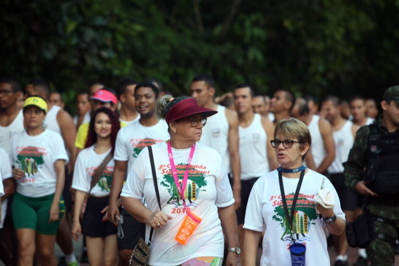 “Foi uma semana produtiva, de muito trabalho, de interação com a sociedade, e culminou com a caminhada sustentável (foto), que por sua vez foi extremamente bem-sucedida para mostrarmos que sustentabilidade também envolve saúde”. As palavras do titular da Secretaria de Estado de Meio Ambiente e Sustentabilidade (Semas), Thales Belo, encerraram uma programação vasta do Governo do Pará em alusão à Semana Mundial do Meio Ambiente.

FOTO: SIDNEY OLIVEIRA / AG. PARÁ
DATA: 09.06.2018
BELÉM - PARÁ <div class='credito_fotos'>Foto: Sidney Oliveira/Ag. Pará   |   <a href='/midias/2018/originais/d465f112-1884-4803-b617-b138cf7d84c9.jpg' download><i class='fa-solid fa-download'></i> Download</a></div>