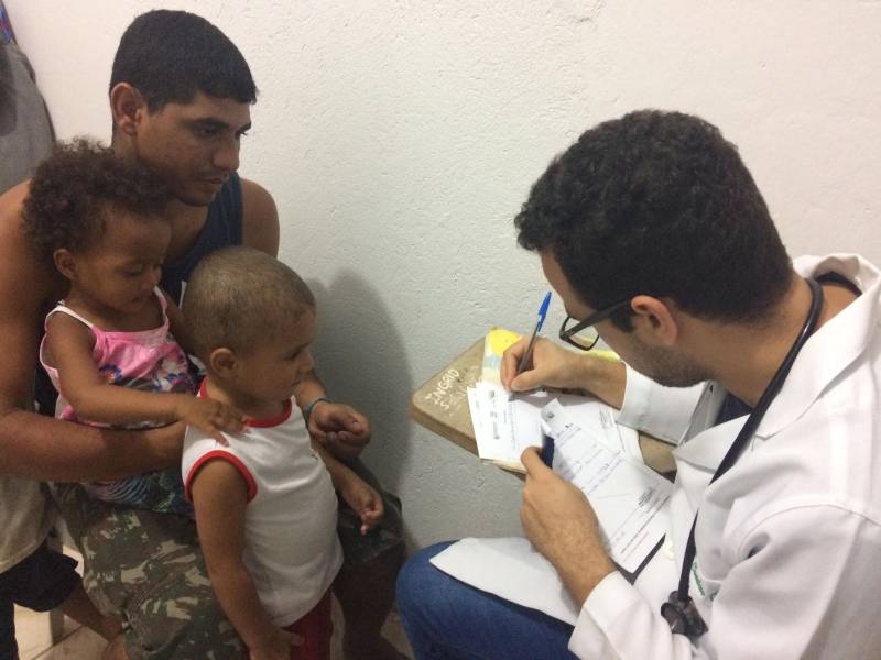 A saúde de Janete de Souza Santos, de 49 anos, tem inspirado cuidados desde o aparecimento de uma bolha amarela na perna direita há alguns meses. Depois de uma internação e passagem por vários médicos, a ajudante de cozinha decidiu ouvir a opinião de mais um especialista. Ela aproveitou uma ação (foto) do Hospital Regional do Sudeste do Pará - Dr. Geraldo Veloso (HRSP), no bairro Amapá, no núcleo Cidade Nova, para receber o atendimento perto de casa.
FOTO: ASCOM / HRSP
DATA: 28.05.2018
MARABÁ - PARÁ <div class='credito_fotos'>Foto: ASCOM HRSP | <a href='/midias/2018/originais/d46c29bb-f97b-4ef1-aad6-d84a0795081f.jpg' download><i class='fa-solid fa-download'></i> Download</a></div>