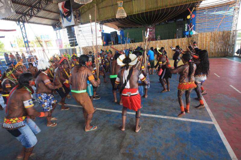 Uma caminhada pelas principais ruas de São Félix do Xingu foi o ponto alto da programação da Semana dos Povos Indígenas nesta quarta-feira (18). Os índios se concentraram em frente à Secretaria Municipal de Cultura, entoando cantos de guerra e dançando na luta por direitos. Uma das principais reivindicações é a retomada de territórios e a gestão ambiental dessas áreas. Durante a passeata, caciques se revezavam proferindo palavras de ordem, enquanto todos seguiam em cadência rumo à Praça do Triângulo, onde ocorre grande parte das atividades. A passeata foi também um protesto contra a exoneração de Franklimberg Ribeiro de Freitas da presidência da Fundação Nacional do Índio (Funai). Ele teria sido demitido pelo presidente Michel Temer a pedido de deputados da bancada ruralista, em Brasília.
FOTO: RODOLFO OLIVEIRA / AG. PARÁ
DATA: 18.04.2018
SÃO FÉLIX DO XINGU - PARÁ <div class='credito_fotos'>Foto: Rodolfo Oliveira/Ag. Pará | <a href='/midias/2018/originais/d472a93e-6e3b-4fe7-88dc-83f06fc098cc.jpg' download><i class='fa-solid fa-download'></i> Download</a></div>