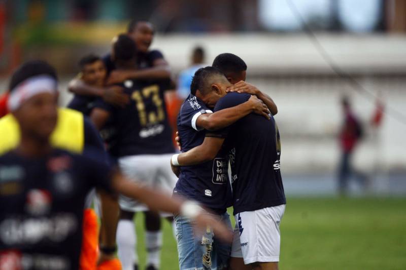 Foram exatos dois meses tentando assistir ao seu primeiro Re x Pa em 2018. Neste domingo, finalmente, a estudante Hendrea Souza convenceu o noivo, Arthur Pantoja, a levá-la ao Estádio Olímpico do Pará, o Mangueirão. E logo numa final. "Só trouxe porque vim no domingo passado e vi algumas mudanças no esquema de segurança", disse Arthur. "Tem mais policiais e a bebedeira em volta do estádio praticamente acabou", afirmou. As mudanças realmente aconteceram a partir do clássico do último dia primeiro e já surtiram efeito. A chamada “Operação Mangueirão” pôs em prática ações de ordenamento no entorno do estádio, com início a partir das 7h30 e encerramento às 20h. A operação determina a delimitação de espaço para atuação de vendedores ambulantes, proibição de veículos com sons automotivos ao redor do estádio e de barracas irregulares, seis pontos de bloqueio e dois para o ingresso de comerciantes e orientações ao público.
FOTO: THIAGO GOMES / AG. PARÁ
DATA: 08.04.2018
BELÉM - PARÁ <div class='credito_fotos'>Foto: Thiago Gomes /Ag. Pará | <a href='/midias/2018/originais/d4824241-58fd-4f7d-85f3-f00f4b3fccb6.jpg' download><i class='fa-solid fa-download'></i> Download</a></div>