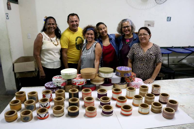 A técnica em massoterapia Edineulza Carvalho, 59 anos, descobriu um novo ofício durante as oficinas de arte (foto) que participou no núcleo Curro Velho da Fundação Cultural do Pará (FCP). Ela já fez 18 cursos no local, o mais recente voltado para a produção de presépios em cerâmica. Edineulza produziu dois presépios rústicos que emana a simbologia do nascimento de Cristo. “Participar das oficinas é uma terapia. A argila também é um material natural que ajuda em todos os sentidos na medicina natural. Hoje produzo minhas bijuterias em cerâmica e ganho um dinheiro extra”, comenta.

FOTO: DIOGO VIANNA / ASCOM FCP
DATA: 03.12.2018
BELÉM - PARÁ <div class='credito_fotos'>Foto: Diogo Vianna/ Ascom FCP   |   <a href='/midias/2018/originais/d485e189-d817-4ed1-b6dd-064bba692469.jpg' download><i class='fa-solid fa-download'></i> Download</a></div>