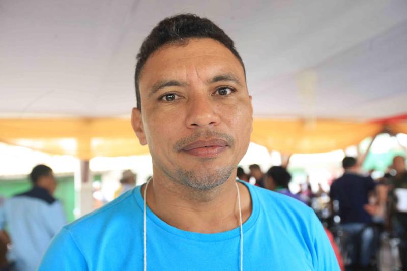 Mais de 300 produtores compareceram à arena Bira's, em Igarapé-Miri, no nordeste paraense, na manhã de quinta-feira (15), em busca de informações sobre crédito, qualificação profissional, regularização fundiária e cadeia produtiva. O público foi atendido pela "Caravana Pará 2030 - Igarapé-Miri", promovida pelo governo do Estado, que levou ao município os serviços de várias secretarias, bancos e instituições ligadas à produção e à intermediação de negócios. Na foto, o agricultor Ismael Fonseca.
FOTO: RODOLFO OLIVEIRA / AG. PARÁ
DATA: 16.03.2018
IGARAPÉ-MIRI - PARÁ <div class='credito_fotos'>Foto: Rodolfo Oliveira/Ag. Pará | <a href='/midias/2018/originais/d488c256-7c62-447b-9b61-473cdd1bc78c.jpg' download><i class='fa-solid fa-download'></i> Download</a></div>
