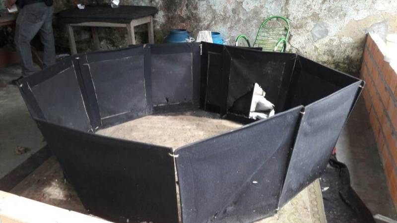 Combater maus-tratos e o comércio ilegal de animais silvestres nas cidades de Belém e Castanhal, na Região Metropolitana, foi o objetivo da operação "Arco e Flexa” pela Polícia Civil na manhã desta quinta-feira (26). Realizada por policiais civis da Divisão Especializada em Meio Ambiente (Dema), a ação contou com investigações sobre locais onde galos eram usados em rinhas e de cativeiros de aves silvestres, que eram comercializadas. As investigações que resultaram na operação foram coordenadas pelos delegados Rayrton Carneiro e Cláudio Gomes. Em Castanhal, no Bairro Nova Olinda, foram resgatados 42 galos da espécie Índio Brasileiros (foto), que eram mantidos em cativeiro e usados em rinhas, mediante apostas em dinheiro. Os galos resgatados, disse o delegado Luis Xavier, diretor da Dema, apresentam mutilações decorrentes das brigas e dos maus-tratos a quem eram submetidos.
FOTO: ASCOM / POLÍCIA CIVIL
DATA: 26.04.2018
CASTANHAL - PARÁ <div class='credito_fotos'>Foto: Ascom / Polícia Civil | <a href='/midias/2018/originais/d48c8729-0819-42ac-bcc2-73633d27fccd.jpg' download><i class='fa-solid fa-download'></i> Download</a></div>
