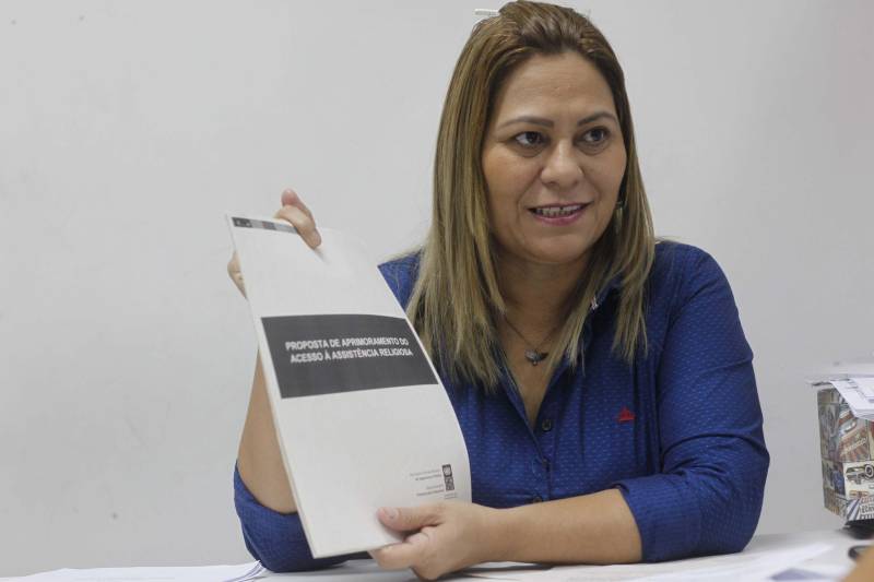 Por meio de portaria, publicada na edição desta quinta-feira (27), no Diário Oficial do Estado (DOE), a Superintendência do Sistema Penitenciário do Pará (Susipe) regulamenta o credenciamento de grupos religiosos e de apoio nos estabelecimentos prisionais. A medida tem como objetivo garantir à pessoa privada de liberdade os direitos constitucionais de liberdade de consciência, crença e expressão. Com base na Constituição Federal, na Resolução Nº 8, do Conselho Nacional de Política Criminal e Penitenciária e na Lei de Execução Penal que prevê assistência religiosa aos presos, bem como a liberdade de culto garantida dentro das casas penais, foi pensado um novo regimento que garanta a segurança dos religiosos, estabelecendo que os voluntários de cada religião possa se cadastrar na sede da Susipe e visitar todas as unidades prisionais do estado, ficando facultada a revista nas portarias apenas para os líderes religiosos, todos os outros membros são obrigados a passarem pela revista. Para cadastrar membros para trabalhos voluntários em presídios, as congregações religiosas precisam ter regulamento interno, formação jurídica e mais de dois anos de funcionamento. Na foto, a coordenadora de Assistência Social da Susipe, Régia Sarmento.

FOTO: AKIRA ONUMA / ASCOM SUSIPE
DATA: 05.12.2018
BELÉM - PARÁ <div class='credito_fotos'>Foto: Akira Onuma / Ascom Susipe   |   <a href='/midias/2018/originais/d48ff527-8f41-4ce1-9415-604bd0c20efd.jpg' download><i class='fa-solid fa-download'></i> Download</a></div>