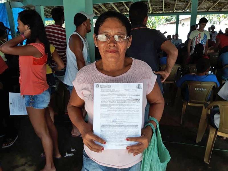 Agricultores familiares da Colônia do Cruzador, a 50 quilômetros de Marapanim, foram beneficiados, nesta sexta-feira (4), com a Caravana Pro Paz Cidadania. No segundo dia de ação na região, os trabalhadores receberam os serviços de emissão de documentos de identidade, entre outros. A ação é realizada por meio de parcerias, com a Polícia Civil, Seaster, Defensoria Pública, entre outros, mas o trabalho se fortalece com a ajuda dos moradores locais que se voluntariam a participar da ação. Na foto, Maridalva Gonçalves Freire, 49 anos.
FOTO: ASCOM / PRO PAZ
DATA: 04.05.2018
BELÉM - PARÁ <div class='credito_fotos'>Foto: ASCOM PRO PAZ | <a href='/midias/2018/originais/d49742f7-e3a1-4634-866c-c0ce1cc2225c.jpg' download><i class='fa-solid fa-download'></i> Download</a></div>