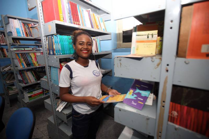A também aluna do oitavo ano Giovana Santos (foto), 14, faz questão de sentir orgulho de seus cabelos afro e sempre foi estimulada dentro de sua família a sentir orgulho de sua raça. Os dois fazem parte do universo de alunos que durante duas semanas participaram da Semana Biblioteca e Direitos Humanos e Semana da Consciência Negra na Escola Rui Barbosa.

FOTO: CARLOS SODRÉ / AG. PARÁ
DATA: 19.11.2018
BELÉM - PARÁ <div class='credito_fotos'>Foto: CARLOS SODRÉ / AG. PARÁ    |   <a href='/midias/2018/originais/d4b141c2-6930-4f07-b73a-d38b2ee7753f.jpg' download><i class='fa-solid fa-download'></i> Download</a></div>