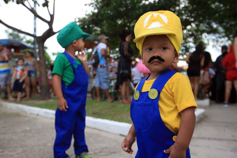 Foliões fantasiados de personagens do cinema, de desenhos animados e videogames, da Grécia antiga e de personalidades do esporte desembarcaram na “Pérola do Caeté” na segunda-feira (12) para participar do “Urubu Cheiroso”, o maior bloco de Carnaval do município de Bragança, no nordeste do Pará. Desde o início da tarde, milhares de pessoas chegavam à Praça da Aldeia para a concentração do bloco, que este ano comemora 25 anos de existência, arrastando a cada ano um número maior de foliões. O cenário da festa é Bragança, município de 124 mil habitantes, que tem na Marujada, festa religiosa realizada em dezembro, uma de suas principais representações culturais. Mas em fevereiro a tradição secular da Marujada cede espaço para o Carnaval, a maior festa popular do Brasil.
FOTO: MÁCIO FERREIRA / AG PARÁ
DATA: 13.02.2018
BRAGANÇA - PARÁ <div class='credito_fotos'>Foto: MÁCIO FERREIRA/ AG. PARÁ | <a href='/midias/2018/originais/d4b572f8-d419-4fea-8c88-bb040c3f4366.jpg' download><i class='fa-solid fa-download'></i> Download</a></div>