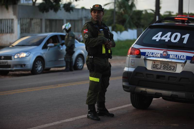 Atuação dos agentes de segurança durante a Operação Verão 2018 no segundo final de semana de férias.
FOTO: MÁCIO FERREIRA / AG. PARÁ
DATA: 07.07.2018
SALINÓPOLIS - PARÁ <div class='credito_fotos'>Foto: MÁCIO FERREIRA/ AG. PARÁ | <a href='/midias/2018/originais/d4bf57cc-607f-49ac-8dba-0e5020dadc66.jpg' download><i class='fa-solid fa-download'></i> Download</a></div>
