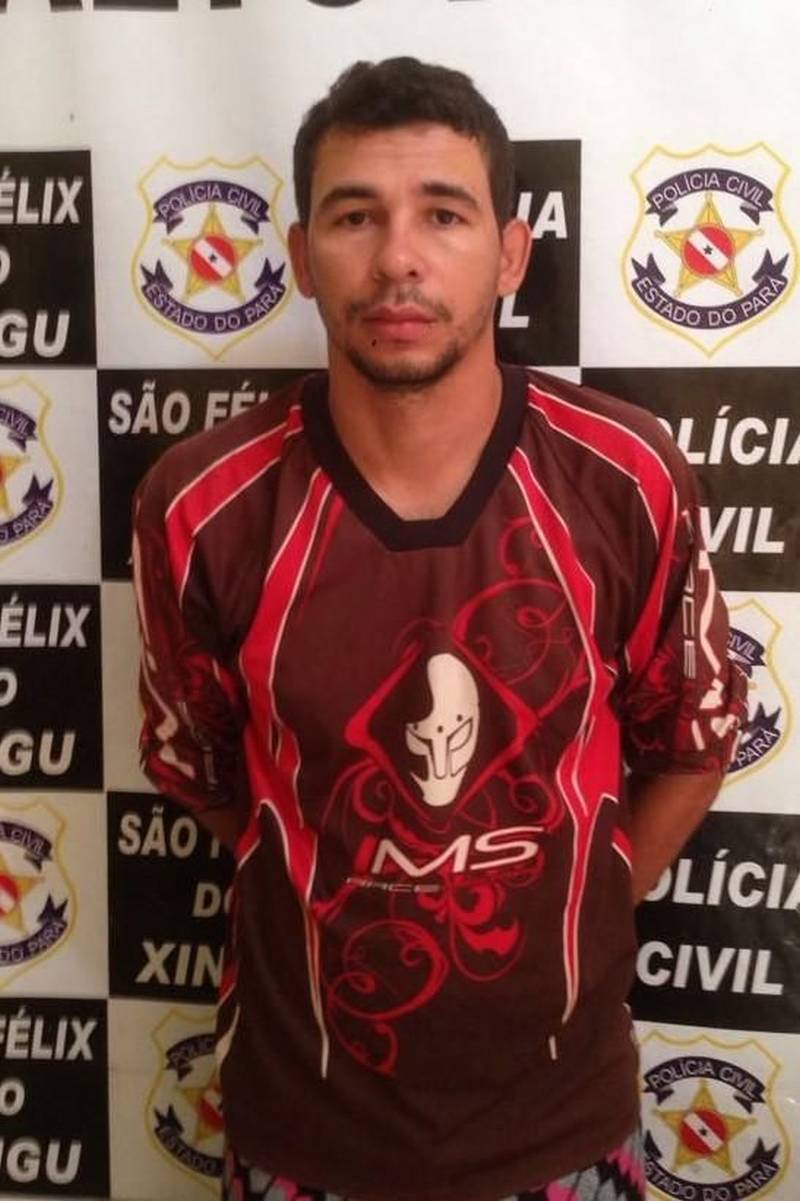 Uma ação integrada de policiais civis e militares evitou o assalto a uma agência bancária em São Félix do Xingu, município do sul do Pará. Seis homens foram presos em flagrante nesta quinta-feira (15), em uma casa na sede municipal, portando armamento, munição, coletes, máscaras e cerca de 30 quilos de dinamite. A operação policial começou por volta de 09 horas, após denúncia anônima recebida pela equipe de plantão da Delegacia de São Félix, sobre a presença de um grupo de criminosos na cidade, escondido em uma residência no Bairro Cai N'Água, que estaria planejando assaltar uma agência bancária. Na foto, Cristiano Oliveira Martins.
FOTO: ASCOM / PCPA
DATA: 16.02.2018
SÃO FÉLIX DO XINGU - PARÁ <div class='credito_fotos'>Foto: ASCOM / PCPA | <a href='/midias/2018/originais/d4c0dcf6-5dc6-4c86-a354-0d5e33e78406.jpg' download><i class='fa-solid fa-download'></i> Download</a></div>