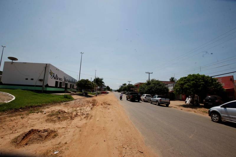 As principais alterações que a exploração mineral de cobre, ouro e prata, do Projeto Pedra Branca, de responsabilidade da empresa Vale Dourado Mineração Ltda. vão causar no meio ambiente e na socioeconomia do município de Água Azul do Norte (foto), na região de integração Araguaia, serão debatidas na audiência pública convocada pela Secretaria de Estado de Meio Ambiente e Sustentabilidade (Semas), para esta quinta-feira (10), a partir das 9h, na Catedral Assembleia de Deus, na sede do município. Autoridades federais, estaduais e municipais, os Ministérios Público Federal e Estadual, órgãos públicos e privados, instituições governamentais e não governamentais e a população em geral estão convidados para participar da Audiência Pública. O objetivo é subsidiar o parecer técnico a ser emitido pela equipe da Semas, para fins de licenciamento ambiental.
FOTO: SIDNEY OLIVEIRA / AG. PARÁ
DATA: 16.09.2013
ÁGUA AZUL DO NORTE - PARÁ <div class='credito_fotos'>Foto: Sidney Oliveira/Ag. Pará | <a href='/midias/2018/originais/d4ce7be1-e4b9-4efa-a217-1d53c5e10c5a.jpg' download><i class='fa-solid fa-download'></i> Download</a></div>