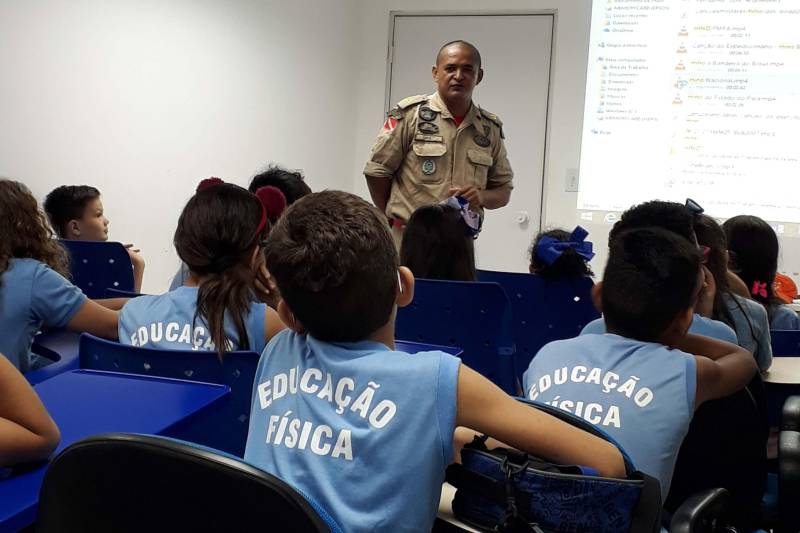 O Programa Detran nas Escolas proporcionou na manhã desta quarta-feira (14) a 28 alunos da Escola Estadual de Ensino Fundamental General Gurjão uma visita à Escola Pública de Trânsito (EPT), mantida pelo Departamento de Trânsito do Estado. Acompanhados por duas professoras, eles conheceram a Coordenadoria de Educação do órgão e aprenderam com servidores algumas atitudes que podem ajudar a salvar vidas.
FOTO: ASCOM DETRAN-PA
DATA: 15.11.2018
BELÉM - PARÁ <div class='credito_fotos'>Foto: ASCOM DETRAN | <a href='/midias/2018/originais/d4e5fceb-dd15-40d9-82f8-c3b7e790db8e.jpg' download><i class='fa-solid fa-download'></i> Download</a></div>