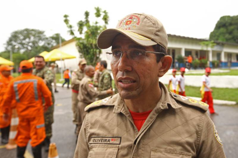 Na mesma cerimônia que entregou as viaturas para serviços de vistoria, o governador Simão Jatene fez uma visita técnica às instalações da nova Policlínica ao Corpo de Bombeiros Militar do Estado. Um prédio no Quartel do Comando Geral da corporação foi reformado e adaptado para receber a Policlínica, que oferta assistência médico-odontológico, psicológico e de primeiros socorros aos bombeiros militares e seus dependentes. Na foto, o tenente-coronel Jaime Oliveira, sub-diretor de serviços técnicos da corporação.
FOTO: IGOR BRANDÃO / AG. PARÁ
DATA: 15.03.2018
BELÉM - PARÁ <div class='credito_fotos'>Foto: IGOR BRANDÃO / AG. PARÁ | <a href='/midias/2018/originais/d4e79e45-3a8a-4617-9f6f-cffc931b9c51.jpg' download><i class='fa-solid fa-download'></i> Download</a></div>