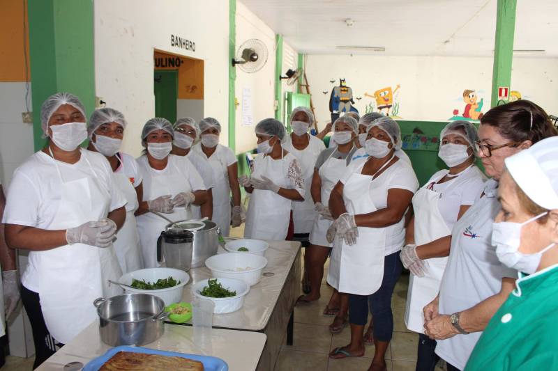 A pizza de talos e o bolo de banana fizeram parte do cardápio do último dia do curso de alimentação alternativa e reaproveitamento de alimentos (foto), nessa sexta-feira (27), no Bairro Curió-Utinga, em Belém. O curso faz parte do Projeto Cozinha Sustentável e foi realizado no Centro Comunitário da Passagem Cruzeiro Unidos com o Pantanal, por meio de parceria entre o Núcleo de Articulação e Cidadania (NAC) e a Empresa de Assistência Técnica e Extensão Rural do Estado do Pará (Emater). O objetivo da capacitação é oportunizar a inclusão socioprodutiva para pessoas em situação de vulnerabilidade social, com a produção de alimentos, contribuindo para a gestão autônoma de geração de renda em ações que priorizam o empreendedorismo individual para o desenvolvimento da economia local.
FOTO: RUAN MORAES / ASCOM NAC
DATA: 27.04.2018
BELÉM - PARÁ <div class='credito_fotos'>Foto: Ascom NAC | <a href='/midias/2018/originais/d4ec435e-8cf3-4b13-8d76-7142d09fece9.jpg' download><i class='fa-solid fa-download'></i> Download</a></div>