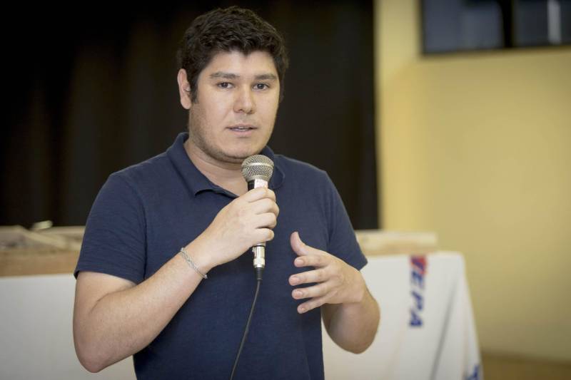A primeira doação de instituições do Norte do Brasil para ajudar a reconstruir o acervo do Museu Nacional foi concretizada nesta segunda-feira (12), na sala de recitais do Centro de Ciências Sociais e Educação (CCSE), da Universidade do Estado do Pará (Uepa), em Belém. Além da devolução de 314 espécimes emprestados à instituição paraense pelo Museu Nacional, a Uepa doou 200 peças da Coleção Zoológica Dr. Joachim Adis. Na foto, Pedro Dias, curador do departamento de entomologia do Museu Nacional.
FOTO: MARCELLO SARMENTO / ASCOM UEPA
DATA: 12.11.2018
BELÉM - PARÁ <div class='credito_fotos'>Foto: MARCELLO SARMENTO / ASCOM UEPA | <a href='/midias/2018/originais/d4ed3c81-795f-4869-a9b2-7a2710dac0d8.jpg' download><i class='fa-solid fa-download'></i> Download</a></div>