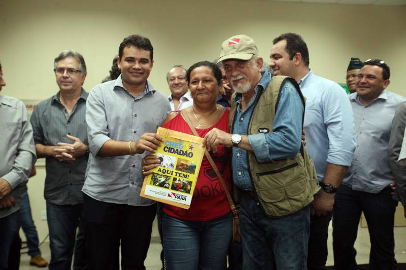 O Governador do Estado, Simão Jatene, também entregou para a região mais de 90 viaturas (foto) , 65 caminhonetes e 27 carros utilitários (pálios weekend), com destaque para duas da patrulha rural e uma para ronda escolar específica para Marabá. O Secretário de Estado de Segurança Pública, Luiz Fernandes, ressaltou que os veículos vão substituir a frota nas regiões sul e sudeste. “Surgiu uma demanda do policiamento rural, e já uma semana depois, por determinação do governador, já trouxemos as viaturas e já temos o policiamento disponível para fazer esse patrulhamento, que vai iniciar na região sudeste, mas se estenderá para a região sul e nordeste do estado. Hoje estamos substituindo toda a frota de veículos da região sul e sudeste, além disso o governador determinou onde tiver policiamento vai ter uma viatura, e já foi apresentado para a região os novos policiais que tomaram posse, nós não temos mais nenhum município sem delegado”, pontuou. Outras conquistas citada pelo Secretário da SEGUP foi o aumento do Núcleo de Apoio à Investigação e a criação de um conselho regional para acompanhar as ações de segurança pública.
FOTO: SIDNEY OLIVEIRA / AG. PARÁ
DATA: 06.04.2018
MARABÁ - PARÁ <div class='credito_fotos'>Foto: Sidney Oliveira/Ag. Pará | <a href='/midias/2018/originais/d4f2b6c9-53cc-41b3-b1ef-cf91b49677c0.jpg' download><i class='fa-solid fa-download'></i> Download</a></div>