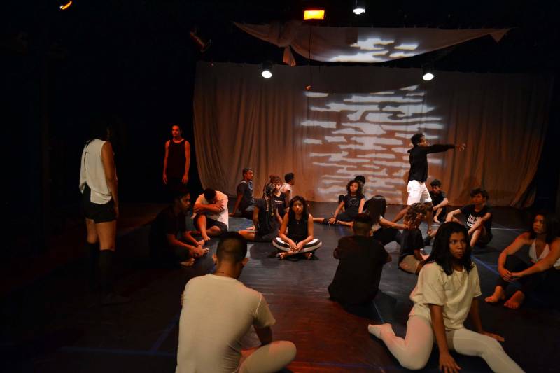 Questões sociais são a base do espetáculo de dança intitulado “MUdanças”, criado pelos alunos da oficina de Danças Urbanas, uma das atividades oferecidas pelo Núcleo Curro Velho, da Fundação Cultural do Pará (FCP). A apresentação será nesta quarta-feira (28), às 18h30, no hall de entrada do teatro do Curro Velho. A entrada é franca.

FOTO: ASCOM FCP
DATA: 27.11.2018
BELÉM - PARÁ <div class='credito_fotos'>Foto: ASCOM FCP   |   <a href='/midias/2018/originais/d4f70264-bbae-4d1c-9b8a-189e04c17fee.jpg' download><i class='fa-solid fa-download'></i> Download</a></div>