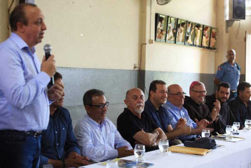 "Hoje é uma nova história, um novo tempo", assim observou o diretor-presidente do Hospital Santa Casa de Misericórdia do município de Óbidos, na região do Baixo Amazonas, a respeito do termo de fomento assinado entre o Governo do Estado, por meio da Secretaria de Saúde Pública (Sespa), e a Associação de Caridade da Santa Casa que garantirá a conclusão da reforma e ampliação da unidade de saúde, orçada em R$ 3,6 milhões. A Santa Casa de Óbidos, unidade quase centenária, fundada em 07/07/1922, é uma das referências em saúde na região formada por municípios da margem esquerda do rio Amazonas. Gerida desde 2014 por uma congregação franciscana, a Santa Casa faz parte do processo de regionalização e descentralização da saúde, que vem sendo promovida pela atual gestão em todas as regiões de integração.
FOTO: RODOLFO OLIVEIRA / AG. PARÁ
DATA: 09.03.2018
ÓBIDOS - PARÁ
<div class='credito_fotos'>Foto: Rodolfo Oliveira/Ag. Pará | <a href='/midias/2018/originais/d4f978f9-deac-4b59-916c-f709c7bdf2b5.jpg' download><i class='fa-solid fa-download'></i> Download</a></div>