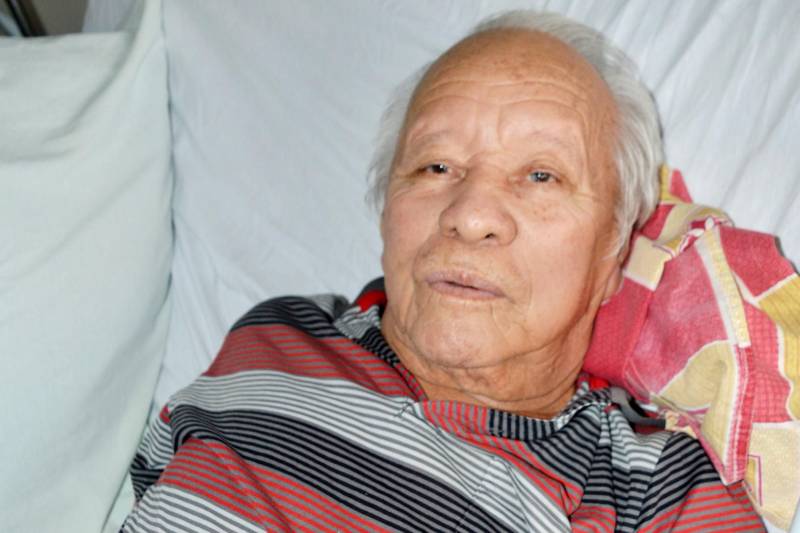 No dia 19 de janeiro deste ano, o comerciante Olendino Rodrigues Lobato, 72 anos, ia para o trabalho em Salinópolis, em sua motocicleta. Pouco antes de chegar ao destino, o idoso foi atropelado por um veículo conduzido por um motorista embriagado. A batida na traseira da motocicleta resultou em uma fratura exposta na tíbia e em momentos de desespero para o comerciante. O causador do acidente fugiu.
FOTO: KENNYA CORRÊA / ASCOM HMUE
DATA: 17.03.2018
ANANINDEUA - PARÁ <div class='credito_fotos'>Foto: KENNY CORRÊA / ASCOM HPEG | <a href='/midias/2018/originais/d4fa9907-bac0-4e29-ba69-c207e8a9a318.jpg' download><i class='fa-solid fa-download'></i> Download</a></div>