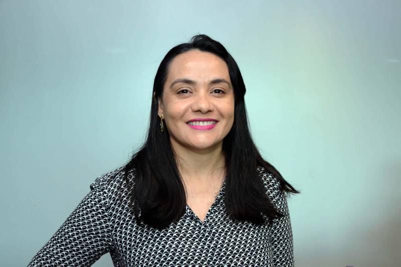 A programação da Feira nesta edição conta ainda com um concurso de redação promovido pela Secretaria de Estado de Educação (Seduc), em parceria com a Secretaria de Estado de Cultura (Secult) com o tema "Caminhos para paz". O concurso vai selecionar alunos representantes de Unidades Seduc na Escola (USE). Este ano, participam estudantes das USEs 7, 10, 13 e 15. "De cada uma, serão selecionados 15 alunos do 2º e 3º anos ensino médio. Aqueles que tiverem melhor desempenho vão representar a sua unidade. E aqui eles produzem a redação para ser avaliada pela banca julgadora", explicou a coordenadora do Sistema Estadual de Bibliotecas Escolares (Siebe), da Seduc, Arilene Piedade. Pontos como convenções da escrita, adequação ao gênero, tema e marcas de autoria serão os critérios adotados para avaliar a redação. "Por serem alunos do ensino médio, já realizamos com eles uma preparação para o Enem", comenta a professora da banca julgadora, Missilene Barreto (foto). Os vencedores do concurso de redação serão conhecidos na próxima sexta-feira (8).
FOTO: ELISEU DIAS / ASCOM SEDUC
DATA: 04.06.2018
BELÉM - PARÁ <div class='credito_fotos'>Foto: Eliseu Dias / Ascom Seduc | <a href='/midias/2018/originais/d4fc4ce7-cc7d-484b-9f80-b9bfa23df616.jpg' download><i class='fa-solid fa-download'></i> Download</a></div>