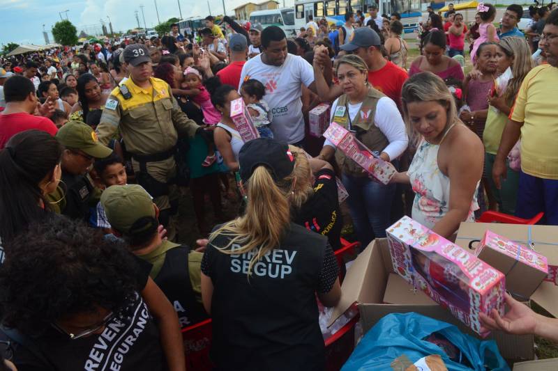 Uma tarde para não sair da memória de centenas de crianças que participaram na tarde desta sexta-feira, 7, do Natal com Segurança (foto) promovido pela Secretaria de Estado de Segurança Pública e Defesa Social (Segup). Com olhos atentos para o céu, meninos e meninas receberam com emoção o delegado de polícia que se tornou Papai Noel por um dia. Ele chegou ao Portal da Amazônia em um helicóptero do Grupamento Aéreo de Segurança Pública (Graesp) causando emoção aos presentes.

FOTO: ELIELSON MODESTO / ASCOM SUSIPE
DATA: 08.12.2018
BELÉM - PARÁ <div class='credito_fotos'>Foto: Elielson Modesto / Ascom Segup   |   <a href='/midias/2018/originais/d5007537-429d-44f4-864e-91f189f77797.jpg' download><i class='fa-solid fa-download'></i> Download</a></div>