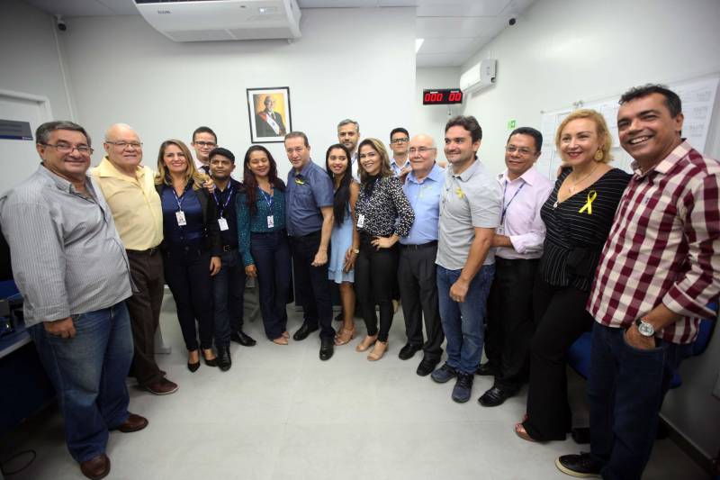 “Fiz questão de trazer minha filha para seu primeiro exercício de cidadania que é ter uma carteira de identidade, ainda mais em um local como este, que permite resolvermos várias pendências com mais conforto e praticidade”, comemorou o senhor Genival de Oliveira, 40 anos, pai da pequena Gabrielle, 8 anos. A família de seu Genival é uma das milhares que serão beneficiadas no município de Parauapebas, no sudeste paraense, com orientações e serviços de diversos órgãos estaduais em um único local: a Estação Cidadania. O espaço, localizado no Shopping Karajás, foi entregue oficialmente à população na manhã deste sábado (19). A cerimônia contou com a presença de secretários de Estado, parlamentares, entre outras autoridades locais. Esta é a segunda Estação Cidadania da região. A primeira é a de Marabá.
FOTO: THIAGO GOMES / AG. PARÁ
DATA: 19.05.2018
PARAUAPEBAS - PARÁ <div class='credito_fotos'>Foto: Thiago Gomes /Ag. Pará | <a href='/midias/2018/originais/d503869e-30fe-4c6c-b1cd-0dbab4580c70.jpg' download><i class='fa-solid fa-download'></i> Download</a></div>