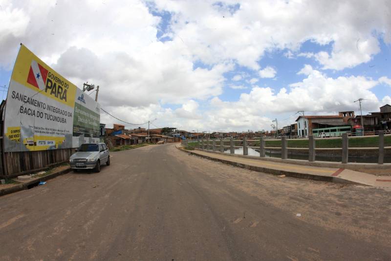 Onde antes havia lama e mato, foram abertas e pavimentadas duas grandes avenidas com cerca de 800 metros de extensão, nas duas margens do canal. A obra incluiu o alargamento do canal – com a drenagem, dragagem e limpeza –, instalação de tubulação de esgoto, construção de calçadas, ciclo faixas, muretas de proteção e ainda três pontes de concreto e uma passarela metálica. “No momento as equipes estão trabalhando na construção das novas pontes do Caraparu e da Brasília, que vão substituir as velhas pontes de madeira.
FOTO: RODOLFO OLIVEIRA / AG. PARÁ
DATA: 09.03.2018
BELÉM - PARÁ <div class='credito_fotos'>Foto: Thiago Gomes /Ag. Pará | <a href='/midias/2018/originais/d50a370e-7c20-42cc-8247-af8c71e9facd.jpg' download><i class='fa-solid fa-download'></i> Download</a></div>