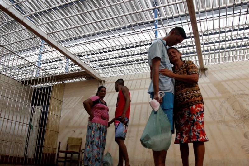 Assim como dona Alcione e dona Antonieta, outras tantas mães visitam semanalmente seus filhos nas 46 unidades penais do Estado. Somente no Presídio Estadual Metropolitano II (PEMII) a média de visita por final de semana é de mais de 200 visitantes.
FOTO: AKIRA ONUMA / ASCOM SUSIPE
DATA: 12.05.2018
MARITUBA - PARÁ <div class='credito_fotos'>Foto: Akira Onuma / Ascom Susipe | <a href='/midias/2018/originais/d50b768c-2d7d-459e-a445-19213b92e21a.jpg' download><i class='fa-solid fa-download'></i> Download</a></div>