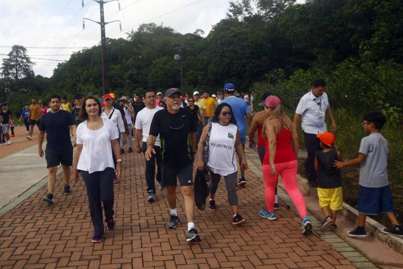 Uma reabertura feita a milhares de mãos. A fita inaugural colocada no inicio da trilha principal do Parque do Utinga foi rompida por mais de cinco mil pessoas ansiosas pelo inicio da caminhada, marcando o segundo dia da programação de reabertura do mais novo espaço paraense de lazer e interatividade com a natureza. Misturado aos populares, o governador Simão Jatene andou os quatro quilômetros que separam a entrada do parque ao seu ponto final, o Recanto da Volta.
FOTO: THIAGO GOMES / AG. PARÁ
DATA: 17.03.2018
BELÉM - PARÁ <div class='credito_fotos'>Foto: Thiago Gomes /Ag. Pará | <a href='/midias/2018/originais/d5197d36-d43c-4ce9-bed0-2cb86850e82c.jpg' download><i class='fa-solid fa-download'></i> Download</a></div>