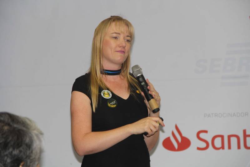 A Secretaria de Estado de Turismo (Setur) atua em várias frentes apoiando a obtenção do selo de Indicação Geográfica no Instituto Nacional da Propriedade Industrial (Inpi) de alguns produtos do estado, como por exemplo, a farinha de Bragança, o queijo do Marajó, o cacau de Tomé-Açu, dentre outros. A importância do selo foi tema de workshop realizado nesta sexta-feira, 18, durante a Feira do Empreendedor, no Hangar – Convenções e Feiras da Amazônia, que possibilitou a troca de experiência entre profissionais de outros estados com produtores paraenses. Para Mônica Cardoso, ex-secretária de Turismo de Tiradentes (MG), cidade que é considerada um case de sucesso no Brasil, “não há dúvida de que o festival de gastronomia foi fundamental para o despertar do turismo em Tiradentes”. Já o consultor da empresa Inovates (ES), Anselmo Buss, destacou a farinha de Bragança, no nordeste do Pará. “Uma IG (Indicação Geográfica) que estamos apoiando. Essa ferramenta bem trabalhada pode agregar valor, proteger o território e gerar desenvolvimento. A IG ocorre quando um território fica conhecido por um produto ou serviço. O Brasil reconhece ambos em lei. Uma IG não se cria, se reconhece”, explicou. Na foto, a presidente da Erva-Mate de São Mateus do Paraná; Eliane Müller.
FOTO: ASCOM / SETUR
DATA: 19.05.2018
BELÉM - PARÁ <div class='credito_fotos'>Foto: ASCOM SETUR | <a href='/midias/2018/originais/d52261df-c784-407a-964f-b476278ab268.jpg' download><i class='fa-solid fa-download'></i> Download</a></div>
