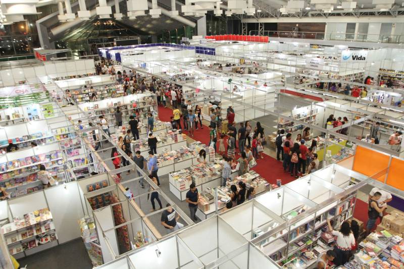 Uma programação extensa e diversificada marcou a abertura das atividades da XXII Feira Pan-Amazônica do Livro (foto) neste sábado (2), no Hangar – Centro de Convenções e Feiras da Amazônia, em Belém. Um grande público compareceu no primeiro dia, aproveitando as atrações culturais e as exposições nos estandes de livros.

FOTO: CRISTINO MARTINS / AG. PARÁ
DATA: 02.06.2018
BELÉM - PARÁ <div class='credito_fotos'>Foto: Cristino Martins/Ag. Pará   |   <a href='/midias/2018/originais/d522bcc3-5f9e-4c44-a01b-53d68416d45c.jpg' download><i class='fa-solid fa-download'></i> Download</a></div>