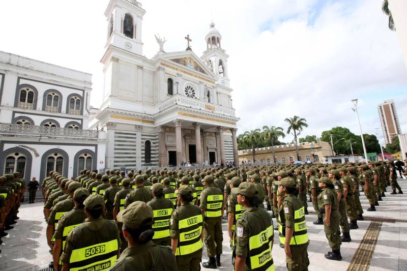 Cerca de 2 mil alunos do curso de formação de praças da Polícia Militar cumprem neste sábado (12) uma etapa importante da preparação: eles saem pela primeira vez às ruas, no estágio supervisionado, para vivenciar situações reais da carreira e, ao mesmo tempo, reforçar o policiamento ostensivo. Em Belém, cerca de 500 homens e mulheres se concentraram na Praça Santuário, em frente à Basílica de Nazaré, e saíram, em seguida, para diversos pontos da capital. A ação faz parte do pacote de medidas de combate à criminalidade e reforço da segurança pública anunciado pelo Governo do Estado.
FOTO: SIDNEY OLIVEIRA / AG. PARÁ
DATA: 12.05.2018
BELÉM - PARÁ <div class='credito_fotos'>Foto: Sidney Oliveira/Ag. Pará | <a href='/midias/2018/originais/d52aad1f-47c1-4fa4-b6db-31628857c378.jpg' download><i class='fa-solid fa-download'></i> Download</a></div>