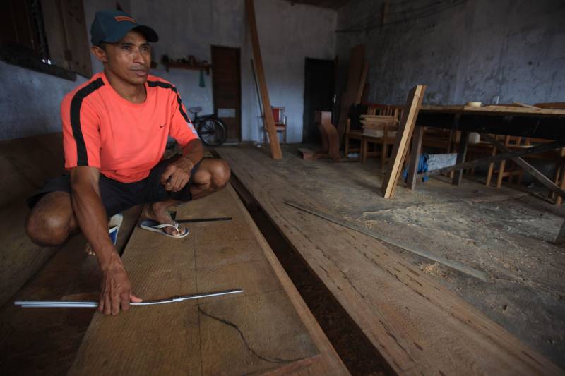 A obra a que dona Creuza se refere está sendo executada pelo governo do Estado no canal do Tucunduba, no trecho de 820 metros entre as Ruas São Domingos e Mundurucus, bairros do Guamá e Terra Firme. É uma grande obra de saneamento que mesmo antes de ser concluída, já começou a mudar a paisagem e a vida dos moradores na área. “Já mudou muito, melhorou em tudo pra nós. É a primeira vez que aqui onde eu moro, não alaga”, conta o marceneiro Edmilson dos Santos, 42 anos (foto), casado, três filhos. Morador do Tucunduba há 34 anos, Edmilson faz questão de lembrar o antes e o depois da obra
FOTO: RODOLFO OLIVEIRA / AG. PARÁ
DATA: 09.03.2018
BELÉM - PARÁ <div class='credito_fotos'>Foto: Thiago Gomes /Ag. Pará | <a href='/midias/2018/originais/d52ab556-08f0-43f1-92a7-e2e0fe6c4fd8.jpg' download><i class='fa-solid fa-download'></i> Download</a></div>