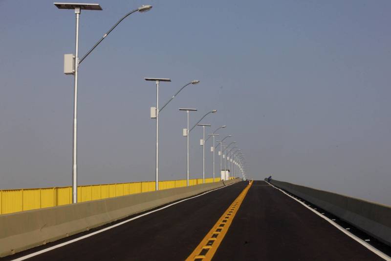 Uma das novidades da nova ponte sobre o Rio Moju é a iluminação. Em toda a extensão, de 868 metros, há postes com placas de energia solar, o que gerará mais economia e sustentabilidade.
FOTO: CLÁUDIO SANTOS / AG. PARÁ
DATA: 15.12.2015
MOJU - PARÁ <div class='credito_fotos'>Foto: Agência Pará | <a href='/midias/2018/originais/d534f8f0-bb79-427f-934e-7256e38723d6.jpg' download><i class='fa-solid fa-download'></i> Download</a></div>