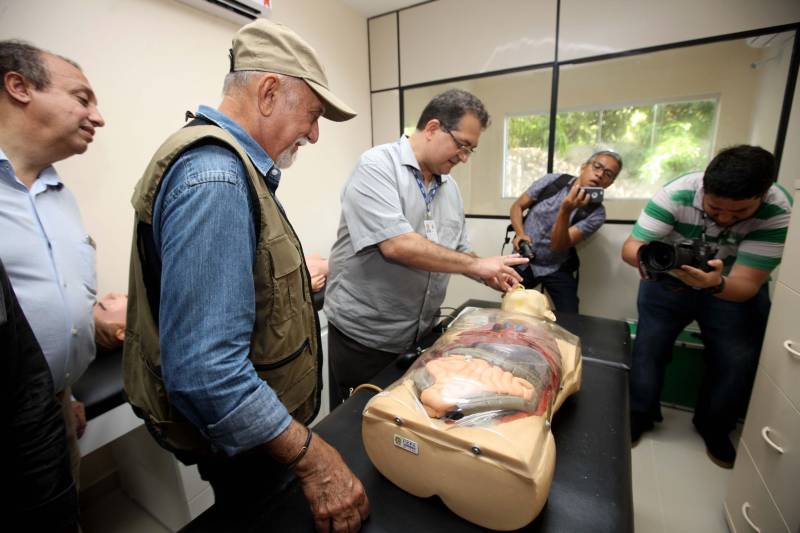 Nesta sexta-feira (6), um dia após completar 105 anos de emancipação, Marabá, município de forte vocação mineral e agrícola que o faz principal centro socioeconômico do sudeste paraense, recebeu importantes obras e serviços do Governo do Estado. Em destaque, investimentos nas áreas da saúde, educação, saneamento básico e segurança. As cerimônias contaram com a presença do governador Simão Jatene, parlamentares, prefeitos da região, entre outras autoridades. Durante a agenda de governo no município foi entregue oficialmente à população a nova Estação de Tratamento de Esgoto Sanitário (ETE) da Companhia de Saneamento do Pará (Cosanpa), o bloco IV do campus VIII da Universidade Estadual do Pará (Uepa, na foto) e mais de 90 veículos para unidades militares de Marabá e municípios da região. Além disso, também foi entregue à prefeitura 13 caminhões coletores de resíduos sólidos e assinado um termo aditivo para aquisição de equipamentos de hemodiálise para o Hospital Regional do Sudeste do Pará - Dr. Geraldo Veloso (HRSP), entre outros convênios.
FOTO: SIDNEY OLIVEIRA / AG. PARÁ
DATA: 06.04.2018
MARABÁ - PARÁ <div class='credito_fotos'>Foto: Agência Pará | <a href='/midias/2018/originais/d5362c77-8d62-427f-8e68-560169e4cadf.jpg' download><i class='fa-solid fa-download'></i> Download</a></div>