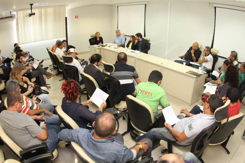 Representantes de 20 entidades sindicais (foto) foram recebidos na tarde desta terça-feira (27), na Secretaria de Estado de Administração (Sead), para tratar sobre a data base dos servidores. A secretária de Administração Alice Viana – acompanhada de José Megale, chefe da Casa Civil, e Ruth Pina, secretária adjunta de Administração -, explicou aos sindicalistas que, apesar de a economia do País vir dando sinais de recuperação, é preciso prudência ao discutir medidas que aumentem os custos da gestão pública. "Esperamos até o início de abril um levantamento da Secretaria Estadual de Fazenda (Sefa) do comportamento de receita do mês de março, para uma análise cuidadosa da nossa capacidade no comprometimento de gastos. Hoje, nosso comprometimento de receita corrente líquida com pessoal é de 45,08%, muito perto do limite prudencial de gastos. Portanto, só temos como dar uma posição referente a reajuste após esse período", informou.
FOTO: CRISTINO MARTINS /AG. PARÁ
DATA: 27.03.2018
BELÉM - PARÁ <div class='credito_fotos'>Foto: Cristino Martins/Ag. Pará | <a href='/midias/2018/originais/d53e5982-781e-44b6-846d-834e1f866a36.jpg' download><i class='fa-solid fa-download'></i> Download</a></div>