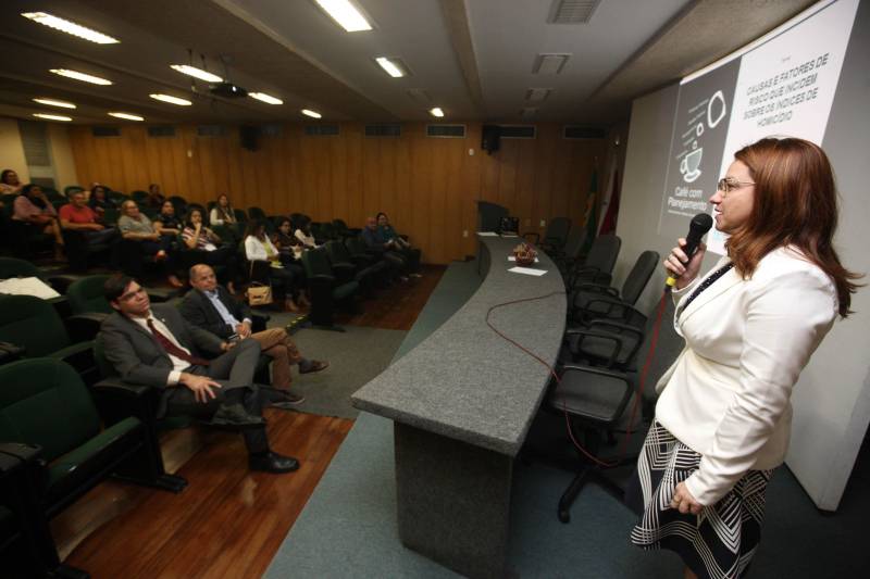 O contexto nacional, no que tange à segurança pública, é problemático, segundo José Alberto Colares, titular da pasta de planejamento estadual, na abertura do Café com Planejamento, programa mensal de formação continuada da Secretaria de Estado de Planejamento (Seplan), que vem se constituindo como referência em relação à discussão e reflexão de políticas públicas e que teve como tema de sua 50ª edição “Avaliação do impacto dos indicadores sociais nos índices de homicídios no Estado do Pará”. O assunto foi apresentado pela diretora do Núcleo de Gestão por Resultados da Secretaria de Estado de Segurança Pública e Defesa Social (Segup), Eugênia Andrade (foto).
FOTO: SIDNEY OLIVEIRA / AG. PARÁ
DATA: 04.04.2018
BELÉM - PARÁ <div class='credito_fotos'>Foto: Sidney Oliveira/Ag. Pará | <a href='/midias/2018/originais/d53eafee-b65b-4d84-b4f0-842d859df6e2.jpg' download><i class='fa-solid fa-download'></i> Download</a></div>